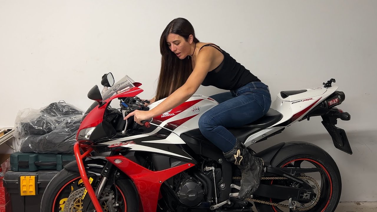 C&oacute;mo sentarse correctamente en la moto 🤦🏻&zwj;♀️