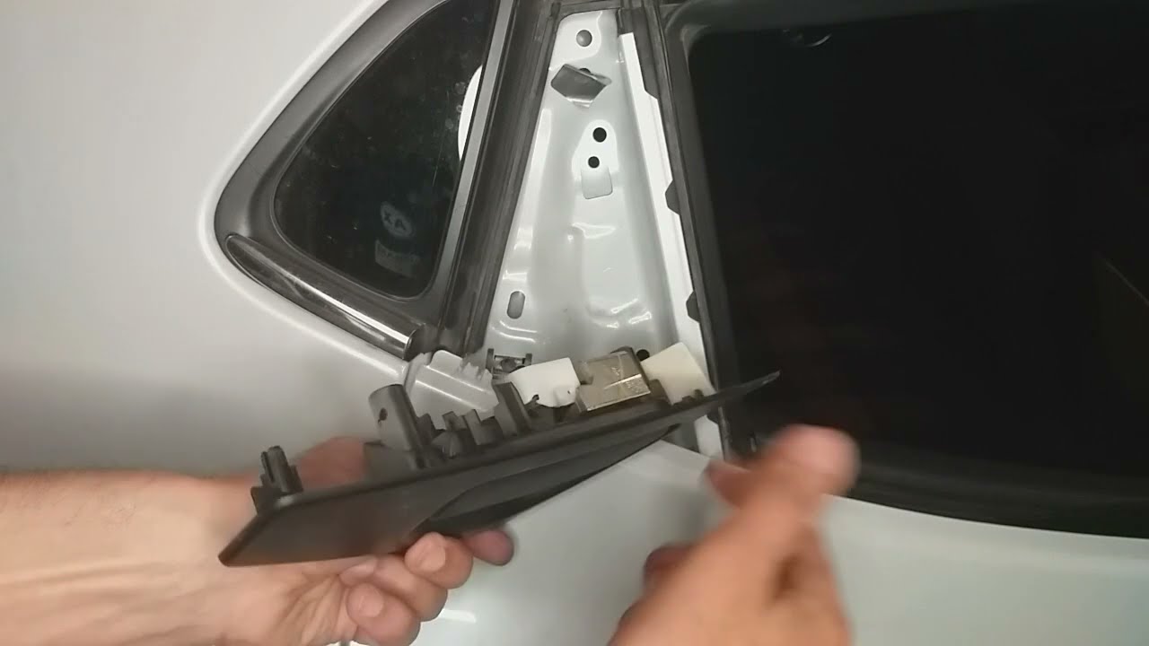 Démonter la poignée de la porte arrière de la CLIO 4