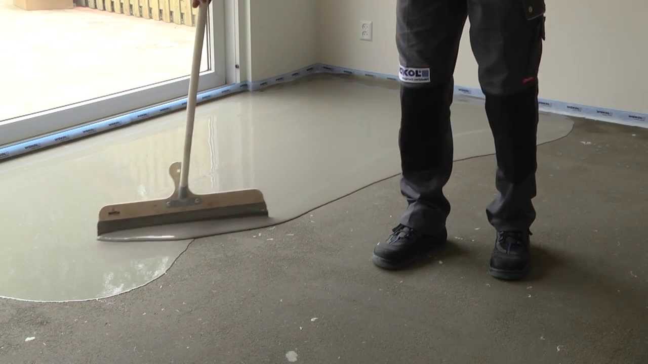 Het egaliseren van een zandcement dekvloer