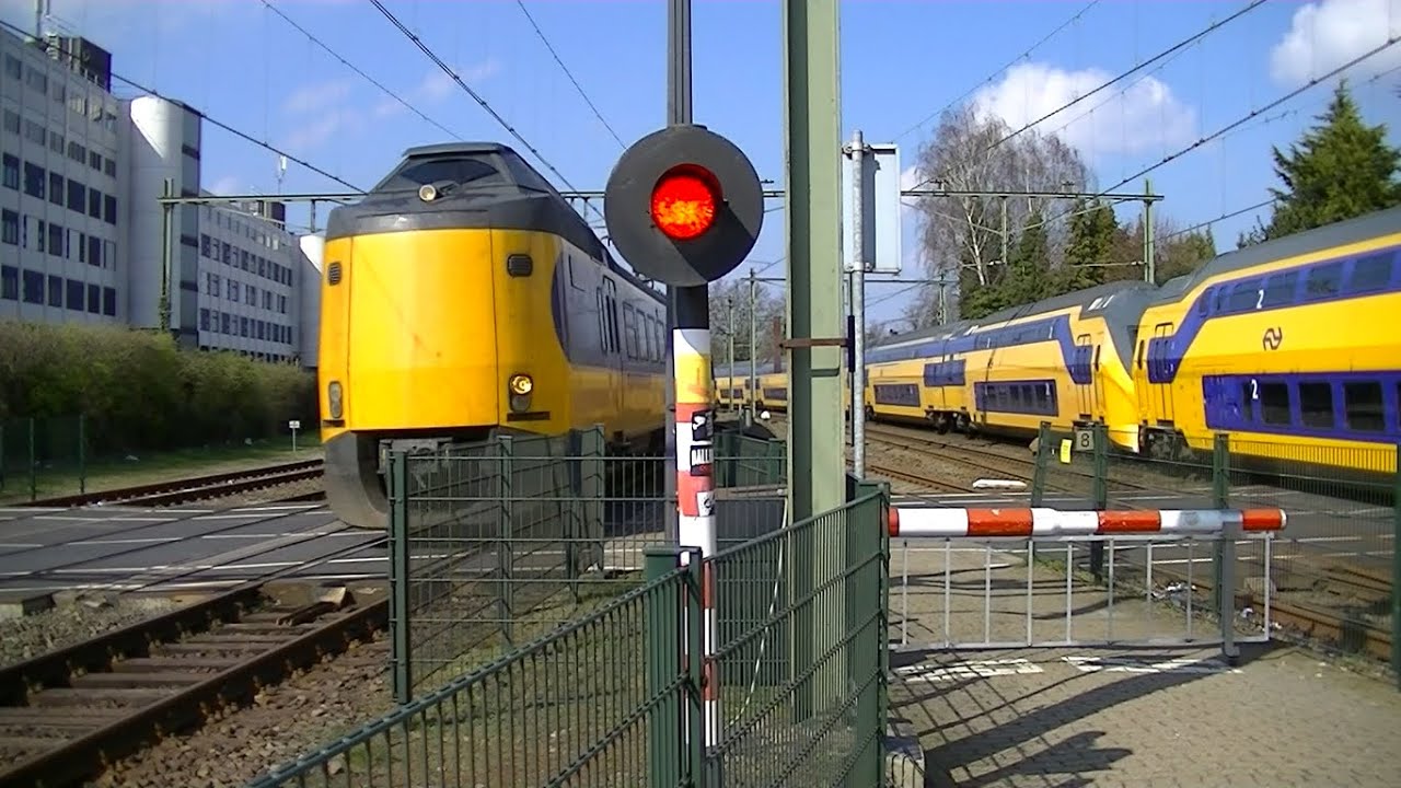 Spoorwegovergang Naarden-Bussum // Dutch railroad crossing