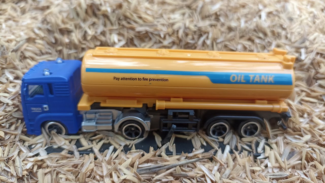 Mencari dan menemukan mainan mobil-mobilan truk tronton, bus oleng, pesawat terbang,truk pasir 