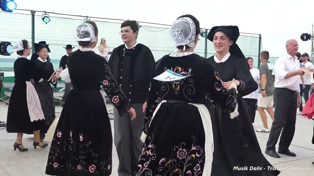 Danse Bretonne : Finale 2024 du quadrille du Cap-Sizun chanté par Daniel Jéquel et Tristan Gloaguen