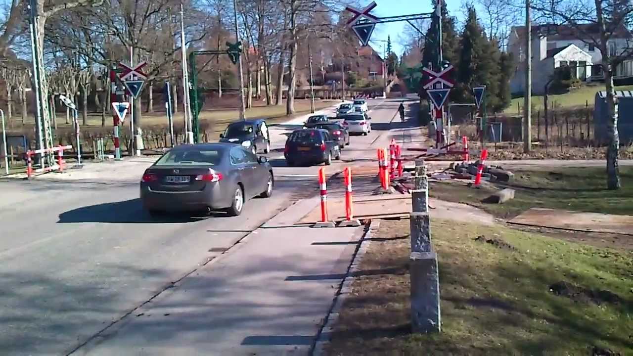 Level crossing at Fuglevad, Lyngby Nærum Railway (LNJ), Denmark