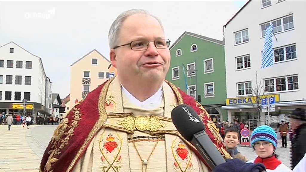 Traditioneller Osterritt -- Regens Landrat feiert Premiere hoch zu Ross!