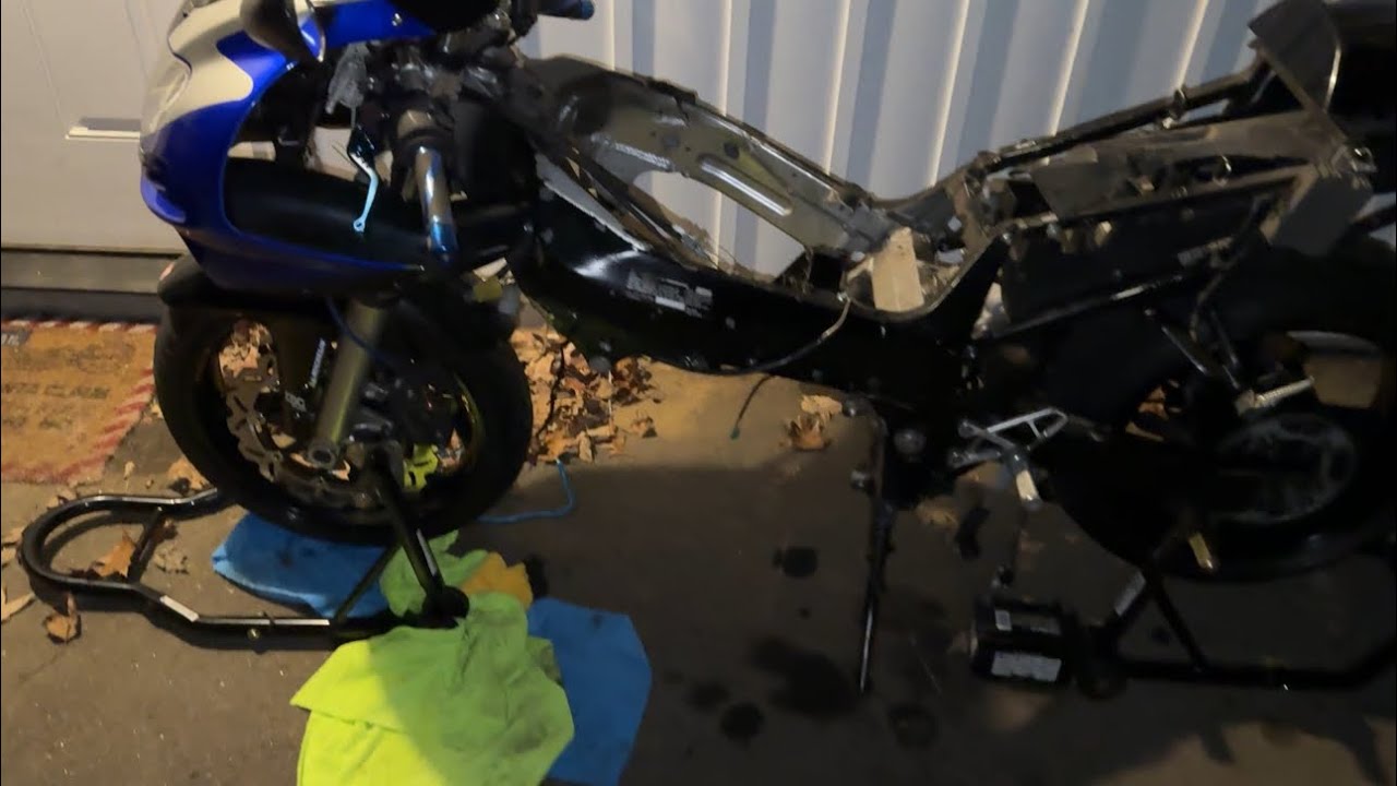 Removing 02 GSXR 600 engine in my driveway 