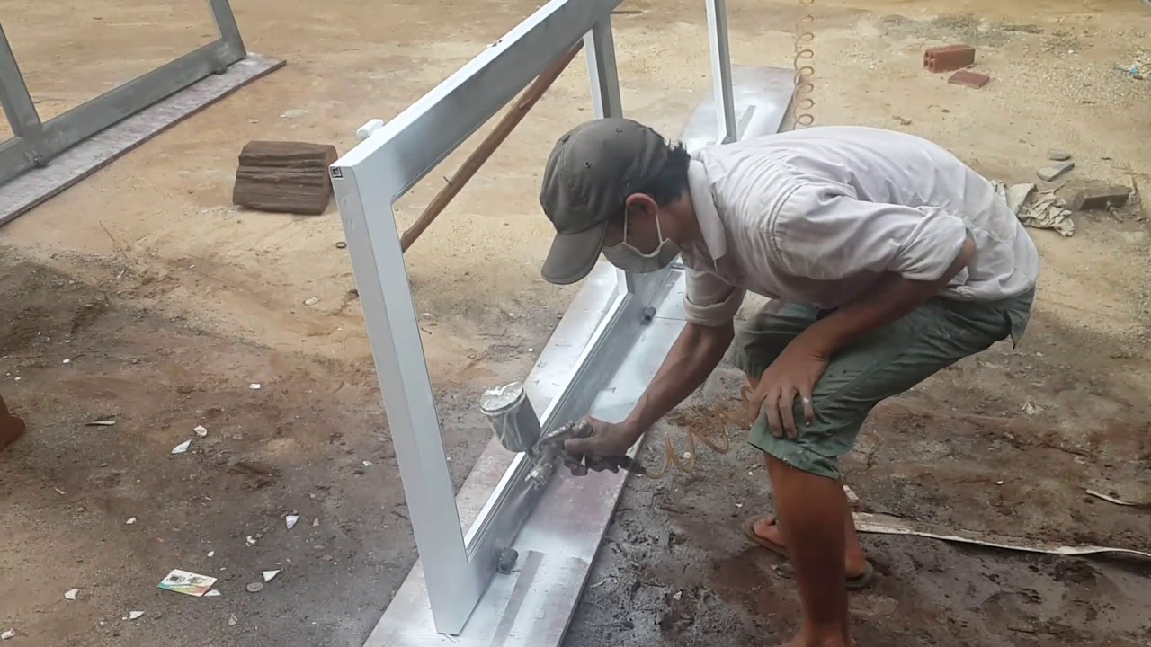 Các bước sơn hoàn thiện cửa sắt ở công trình với sơn màu trắng