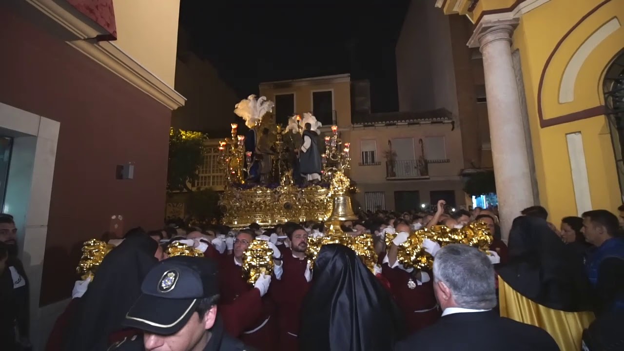 Maniobra del trono de Jesús del Rescate para el encierro, Martes Santo de 2019