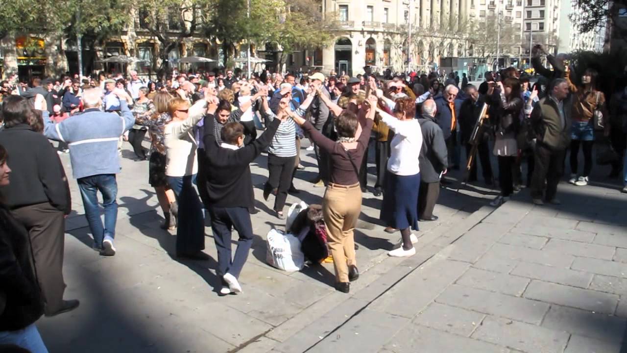 Las Sardanas dancing Barcelona