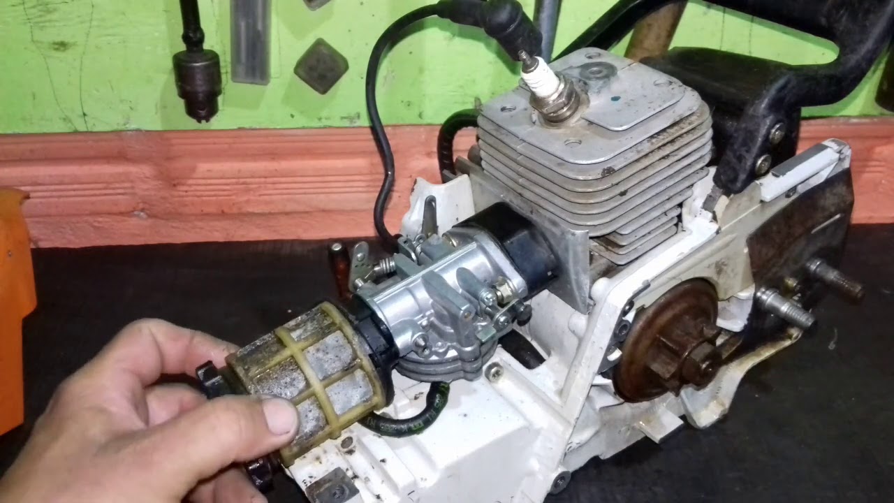 Motosserra stihl 08  desmontada para iniciar revisão