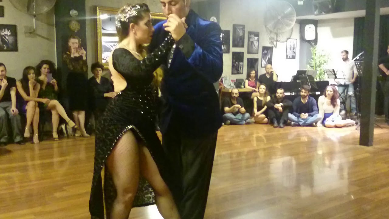 Barbara Ferreyra & Exequiel Relmuan. La Bruja / Juan D'arienzo. Milonga Friends