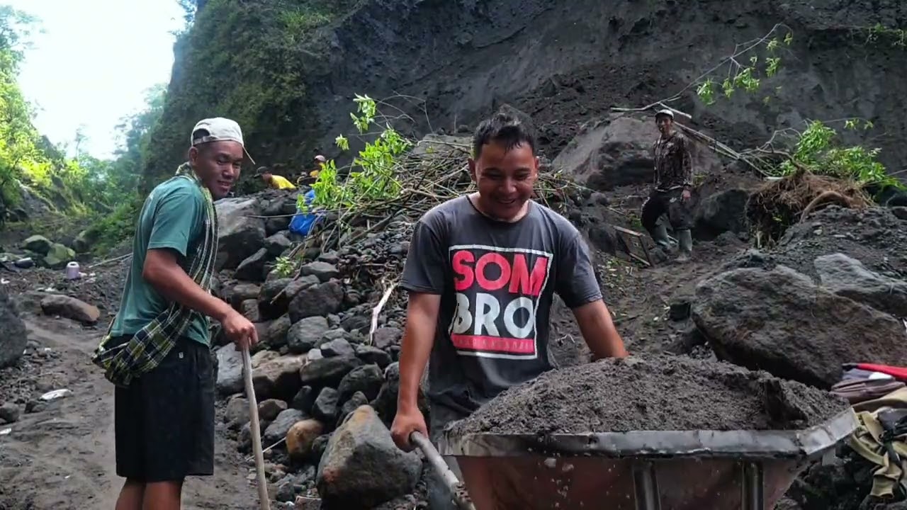 Mining Black Sand Manually WITHOUT the help of MACHINES