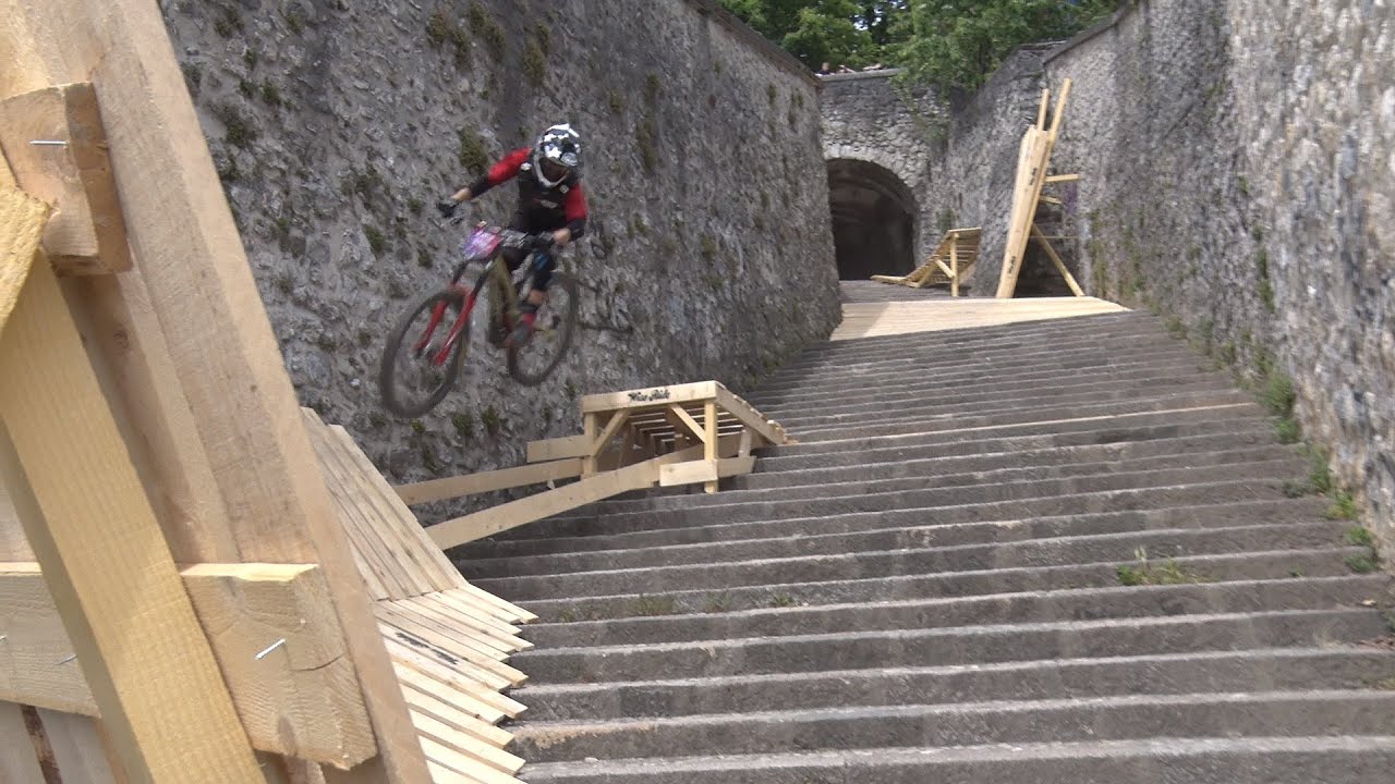 Descente VTT dans les escaliers du musée Dauphinois à Grenoble