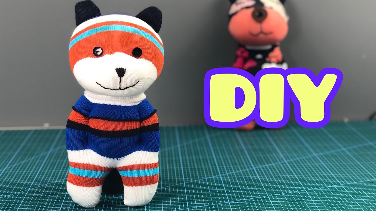 靴下でクマのぬいぐるみを作る方法//家で靴下人形を作る //DIYSockDoll // How to make a teddy bear out of socks