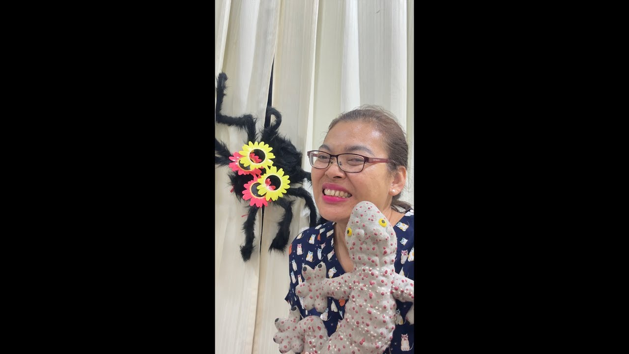 ส้มสวยนั่งเล่นกับตุ๊กตา