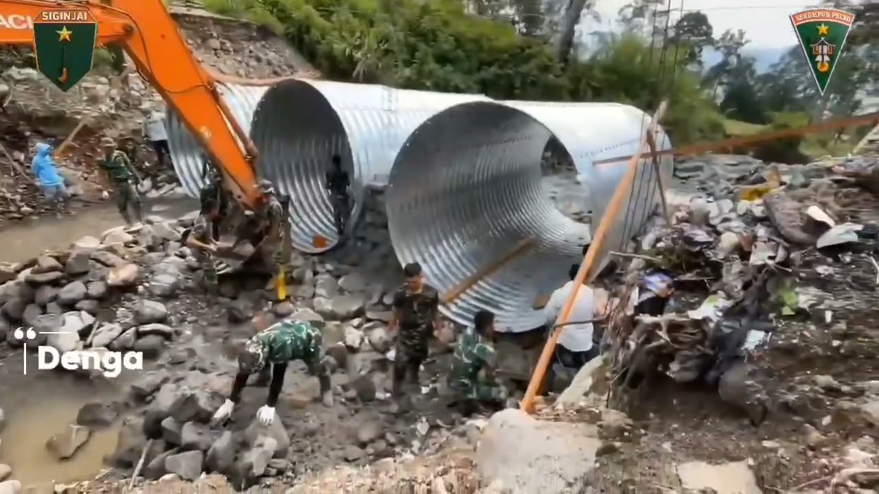 Prajurit TNI Bangun Jembatan Armco Demi Kelancaran Aktivitas Warga