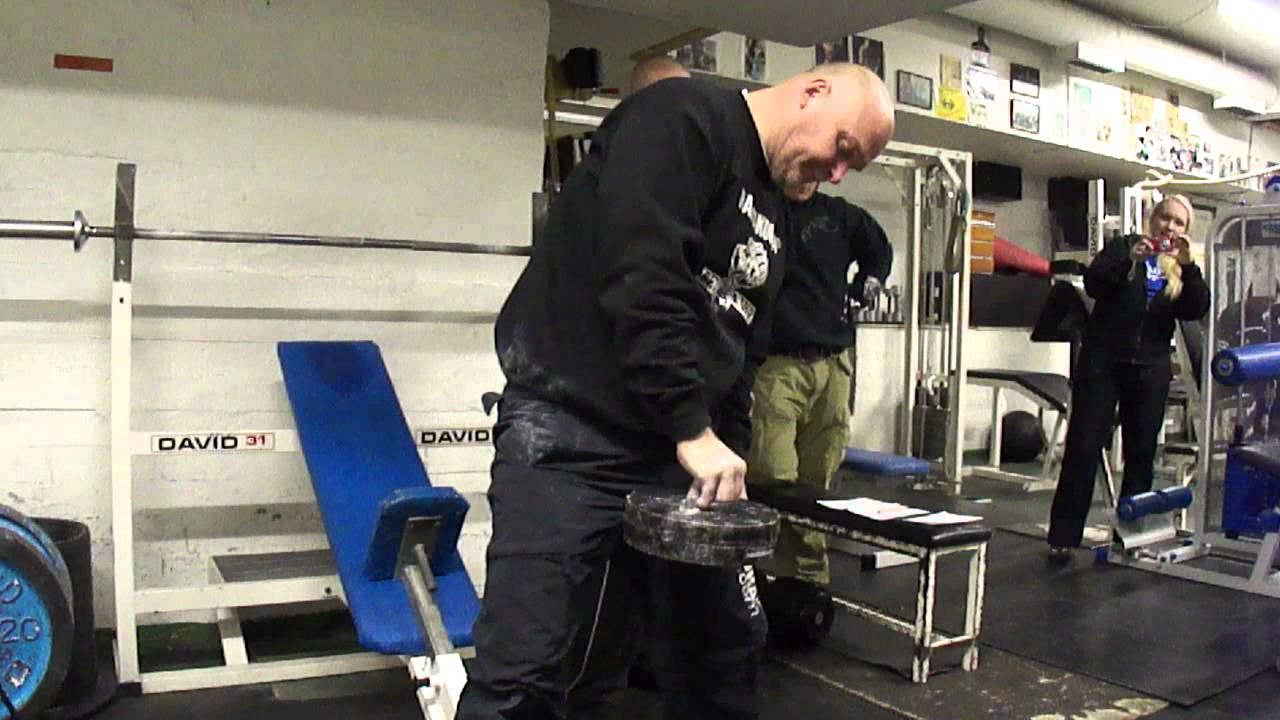 Laatta 20kg Sormivoima testi&auml; Harjulan koulun voimailu salilla 5.2.2012