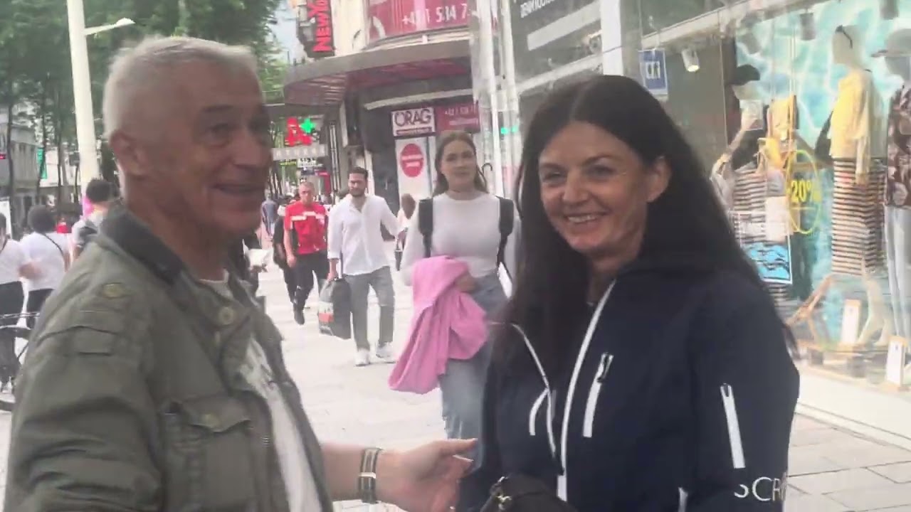 10 minutes of walking through the shoppingmile on a monday🏙️
