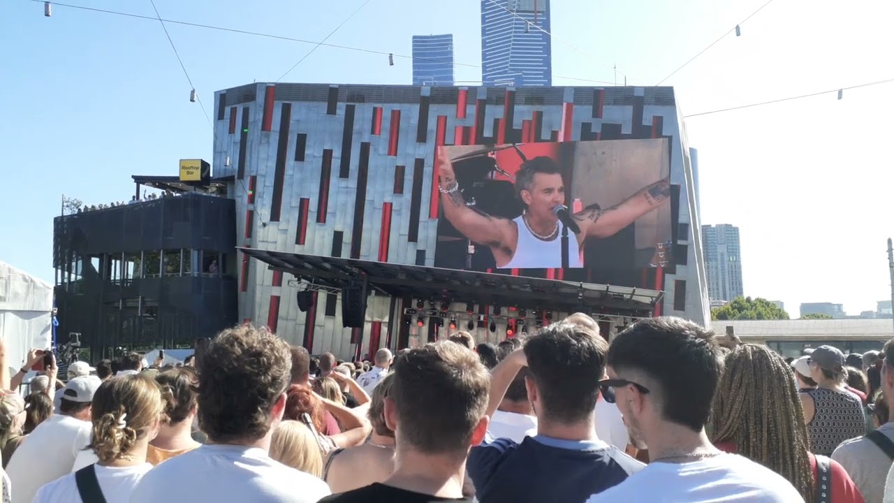 Robbie Williams Live at Fed Square | She's The One | 2 January 2025