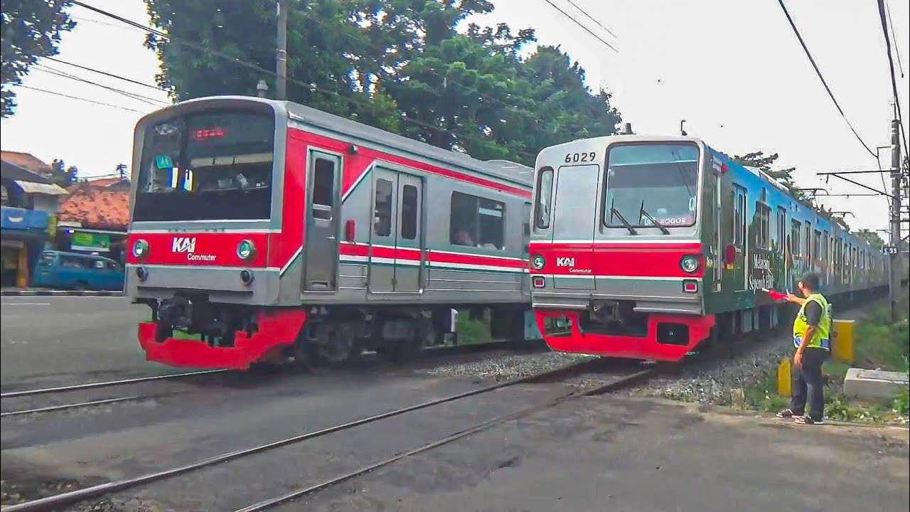 HUNTING KRL COMMUTER LINE KELUAR MASUK DI STASIUN UNIVERSITAS PANCASILA 