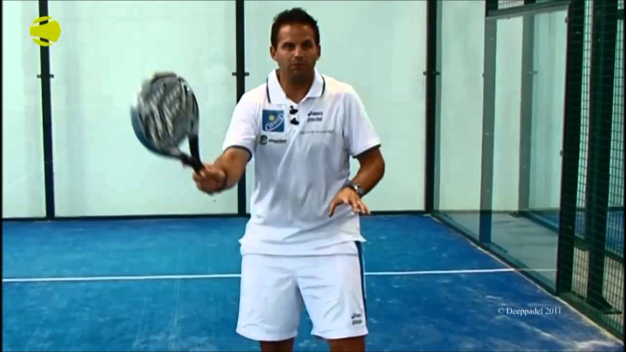 Padelio teniso pradžiamokslis | Dešininis smūgis iš oro