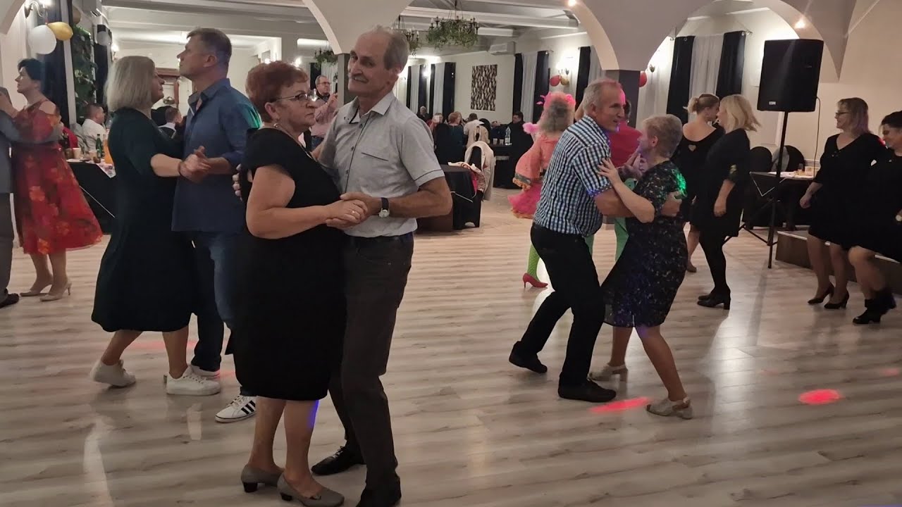 Oj stary jo se stary, potrzeba mi młodej, żeby prowadzała kunika do wody, oj do wody..