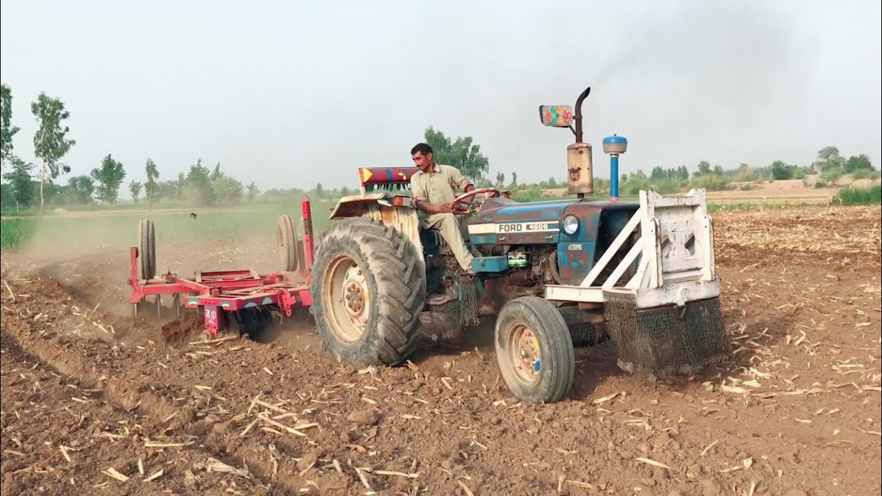 Ford tractor pulling 18 disc Harrow Ford 4600 Model 1979, 60HP, 44kw