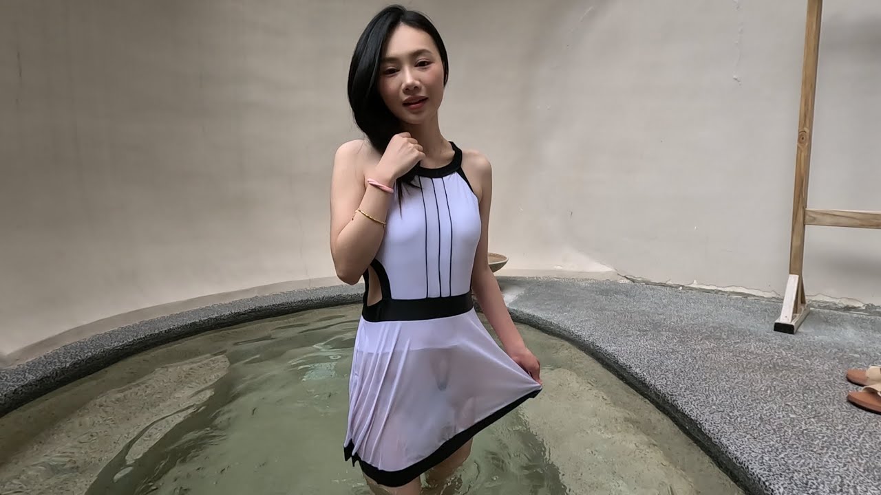来看可可在舒服的温泉展示我们proudfox设计的温泉泳衣