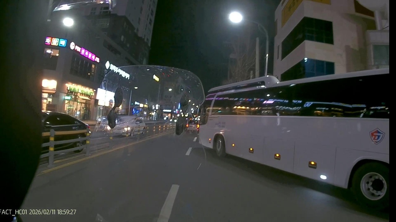버스가 길막하네요