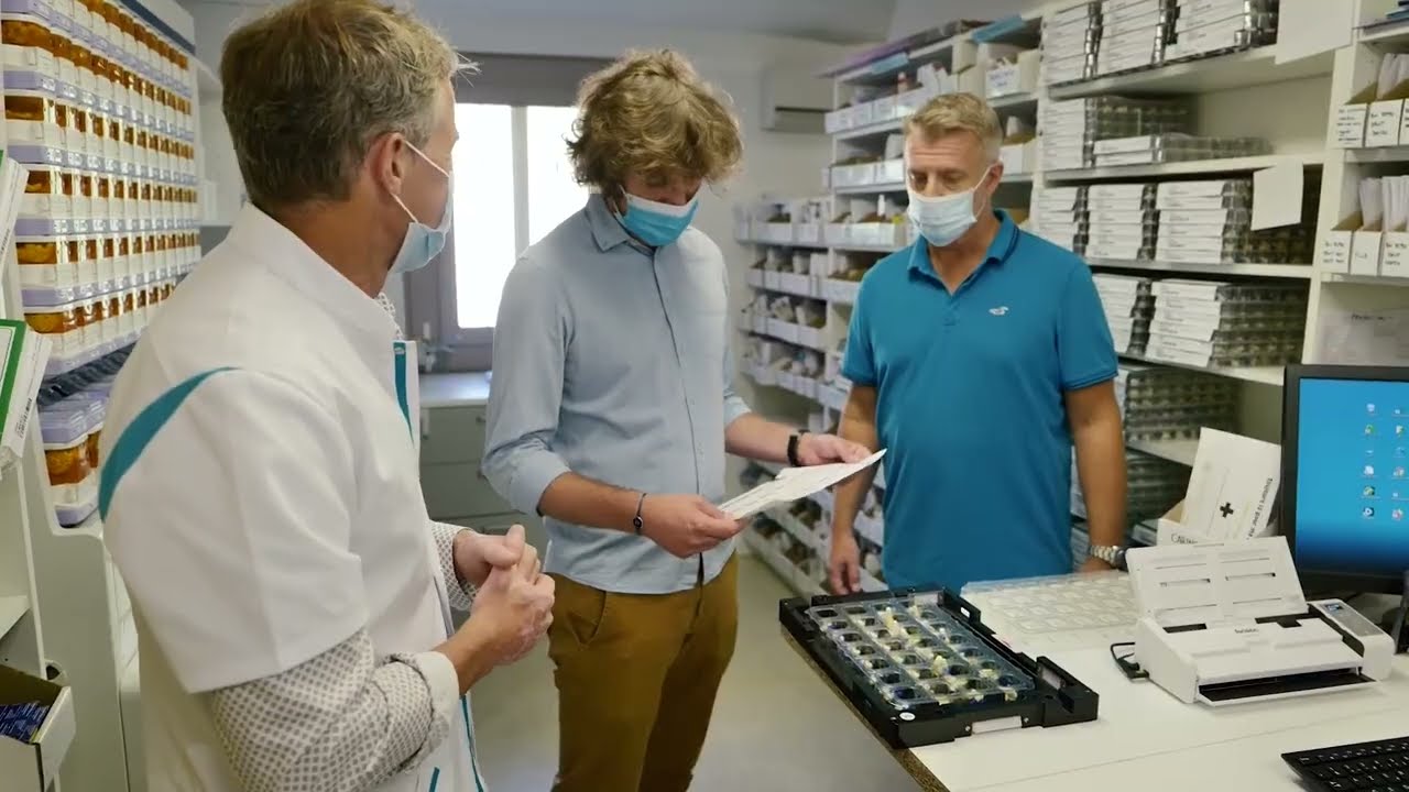 Il pilloliere personalizzabile Multimeds ed il robot per il confezionamento automatico dei farmaci.
