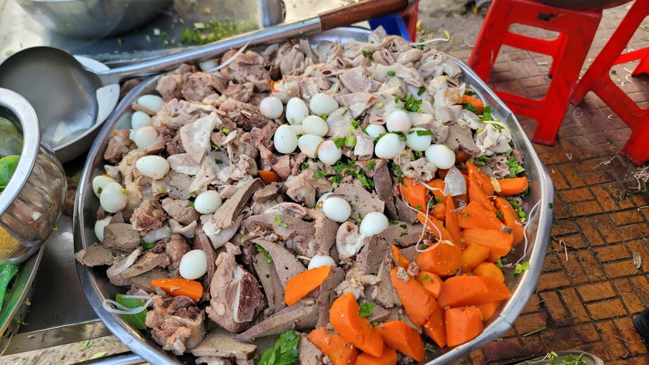 Không thể tin hủ tiếu vỉa hè mà muốn ăn phải cài báo thức. Bán không kịp thở thiệt