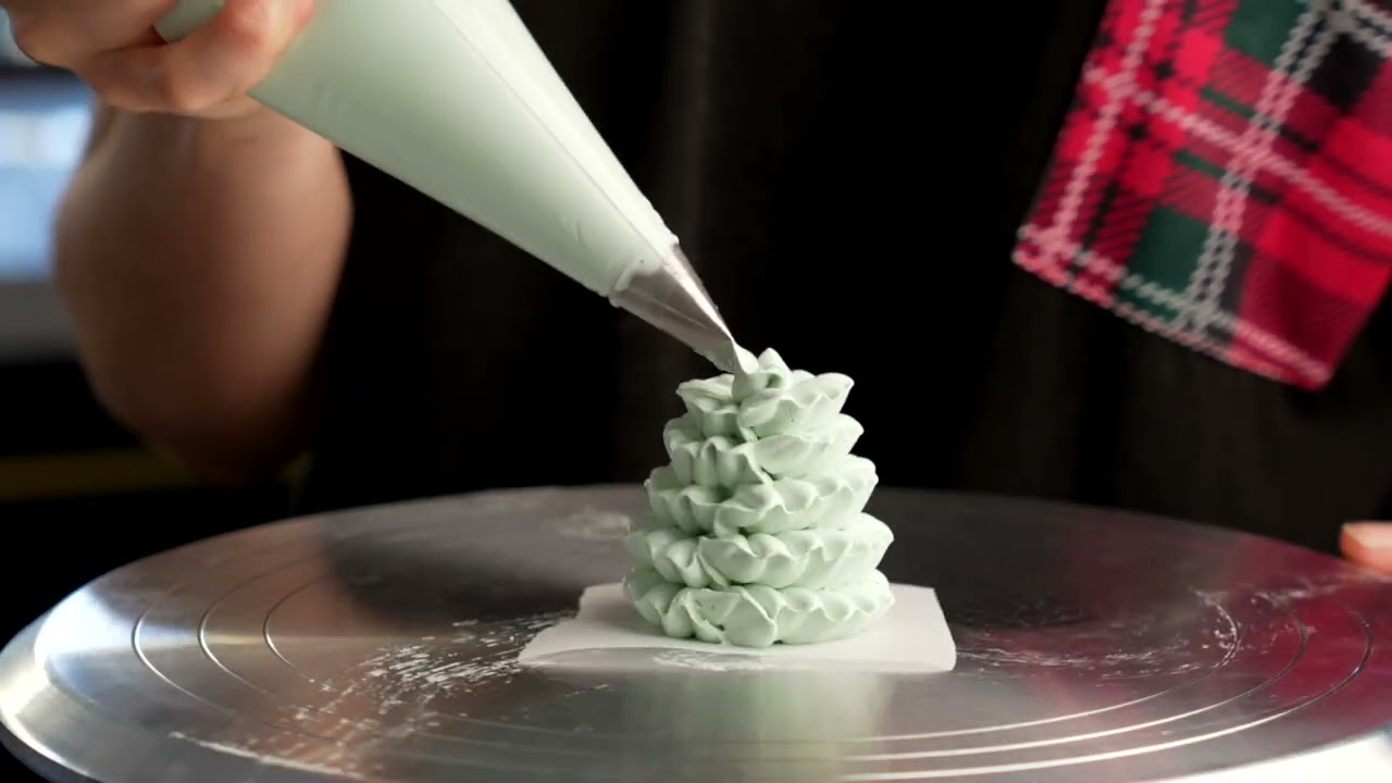 How To Make Christmas Meringues using #32 and #104 piping tips