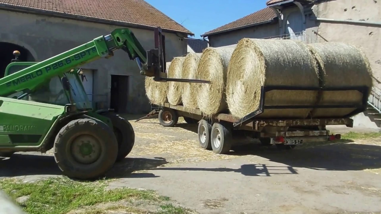 dechargement d'un plateau de foin