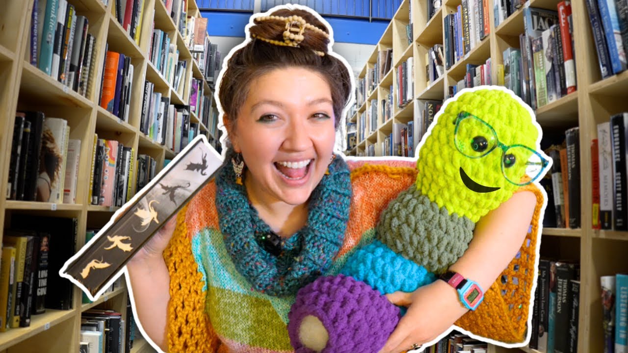Crocheting a Bookworm to Log my 2025 Reads!