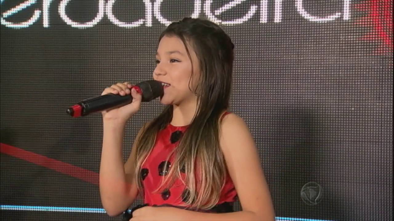 Filha de Simony impressiona por semelhança com a mãe