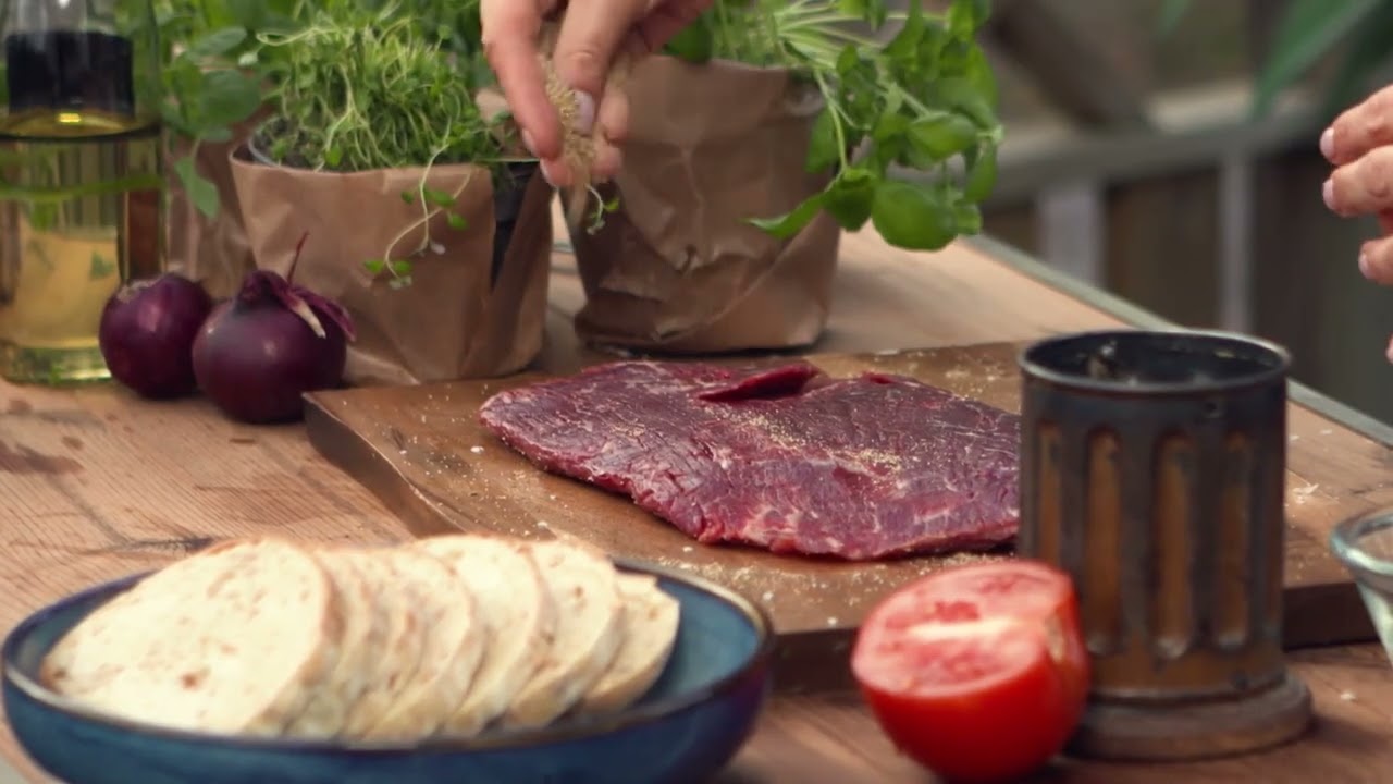 In this episode, we grill flank steak and bruschetta on the Muurikka grill pan.