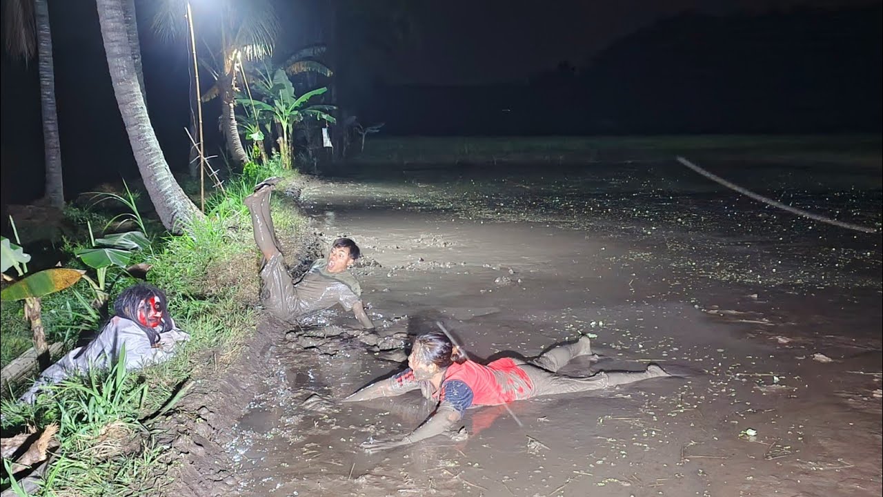 Kuntilanak Ngesot 🤣🤣 !!! Hadang Pejalan kaki || Prank terbaru Paling lucu