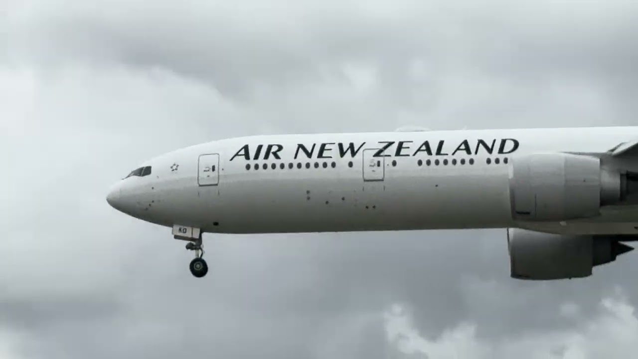 AIR NEW ZEALAND BOEING 777-300ER Landing