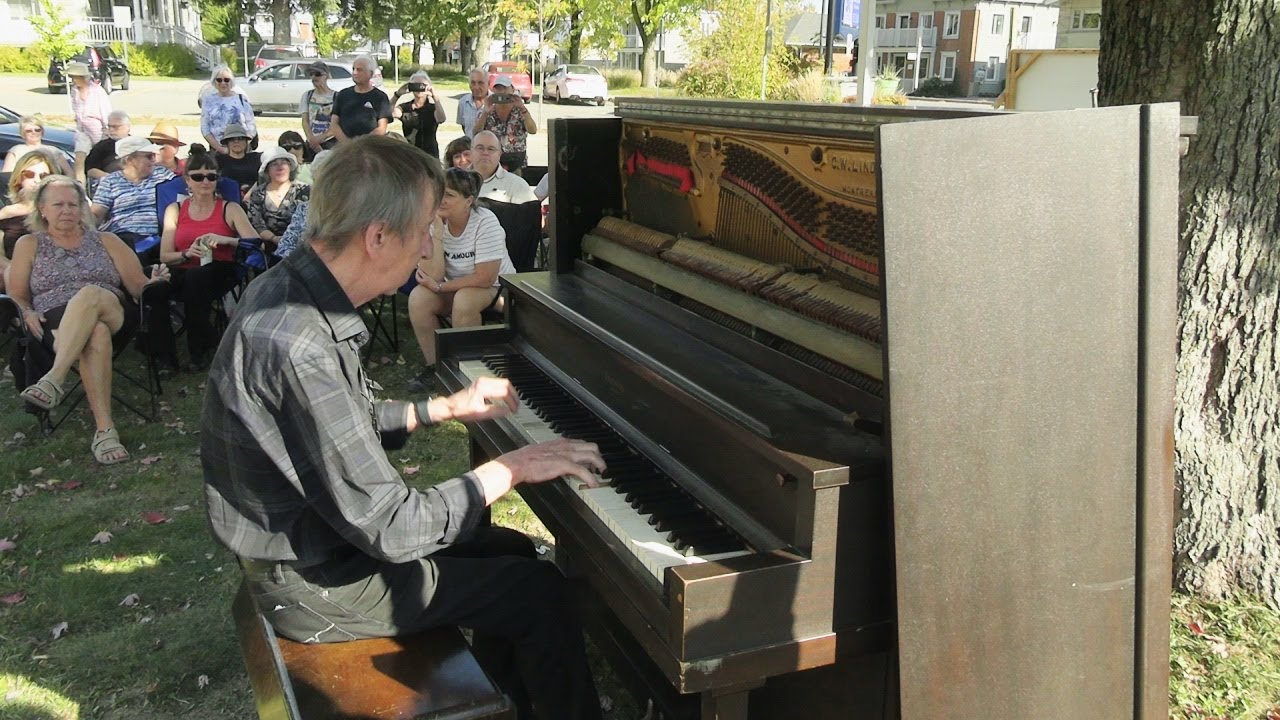 Serge Locat au piano public | Saint-Roch-de-l'Achigan