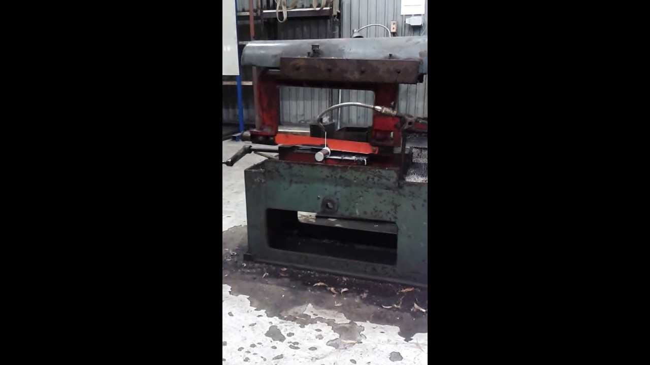 KF-250 keretes fűrészgép munka közben.