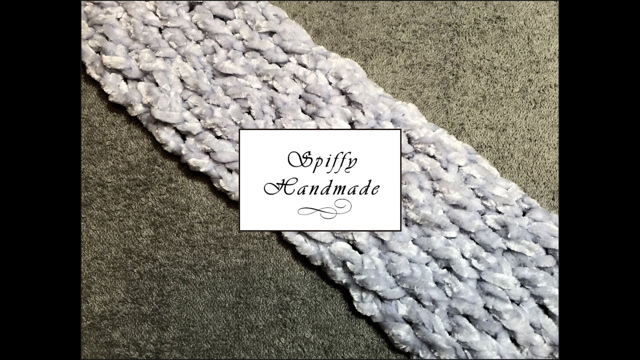 Вязаный шарф Snow Days крючком из пряжи Bernat Velvet