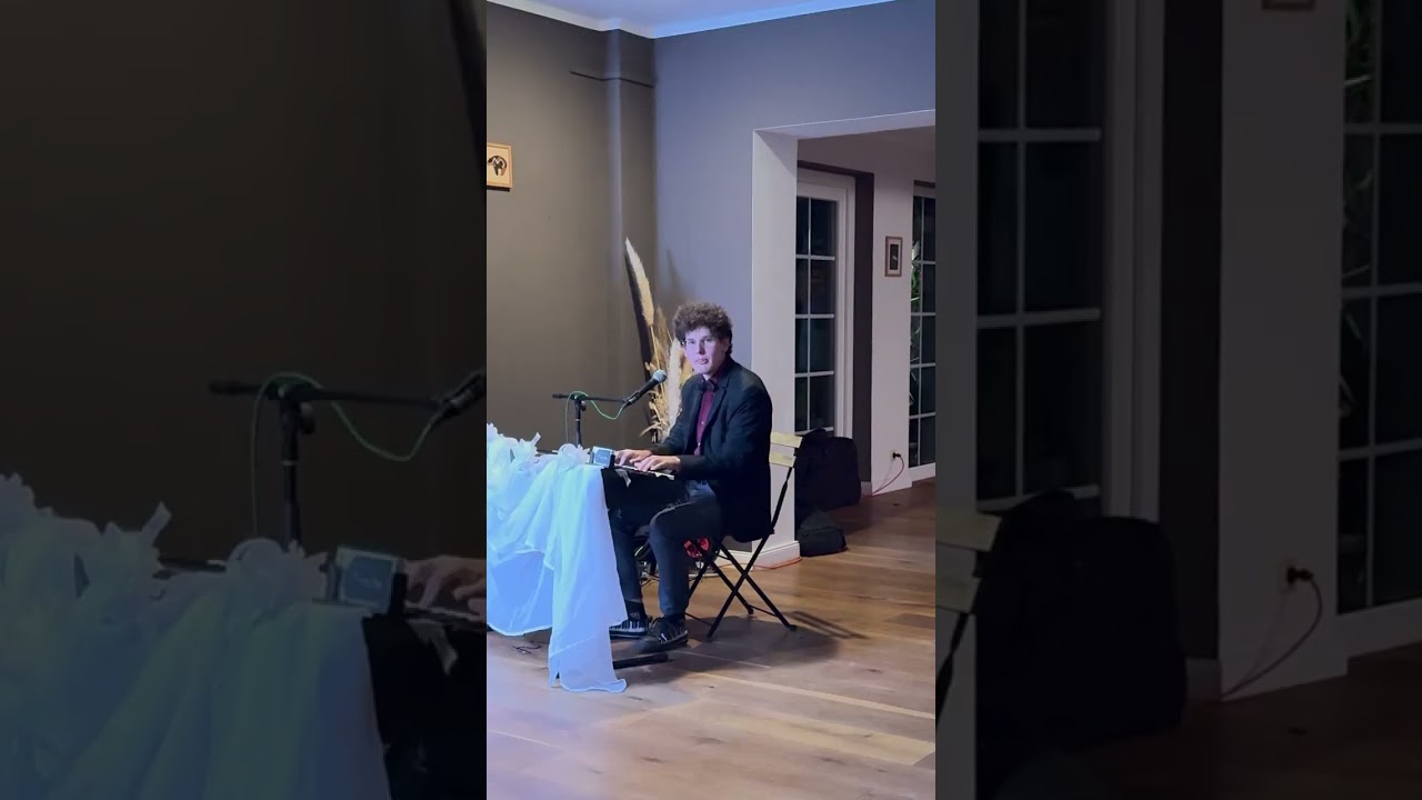 This was a really nice live Piano Medley at a Wedding Party!! 😁 – Thomas Krüger