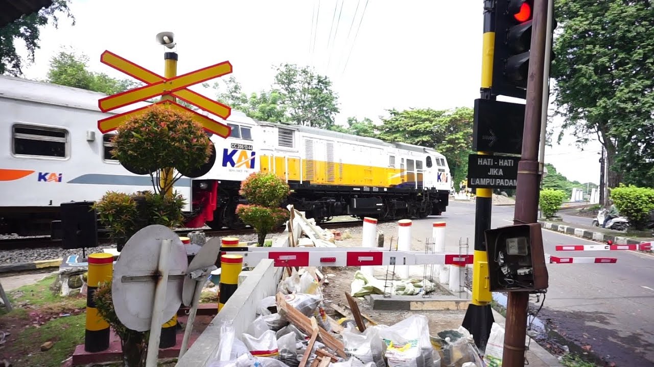 Kereta Api 206 || Kereta Api Indonesia || Railroad Crossing Indonesia