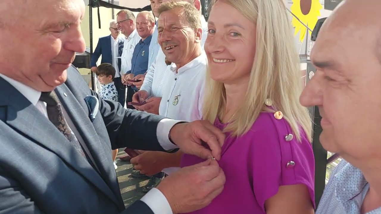 Wręczenie odznaki honorowej ZASŁUŻONY DLA ROLNICTWA. Dożynki Gminno-parafialne w Dębowicy 2023