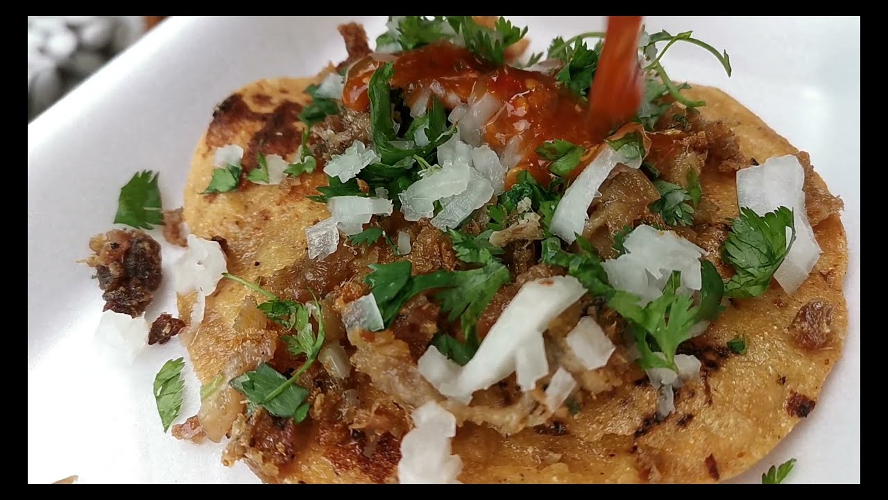 Tacos de Tripa,con salsa verde y roja.