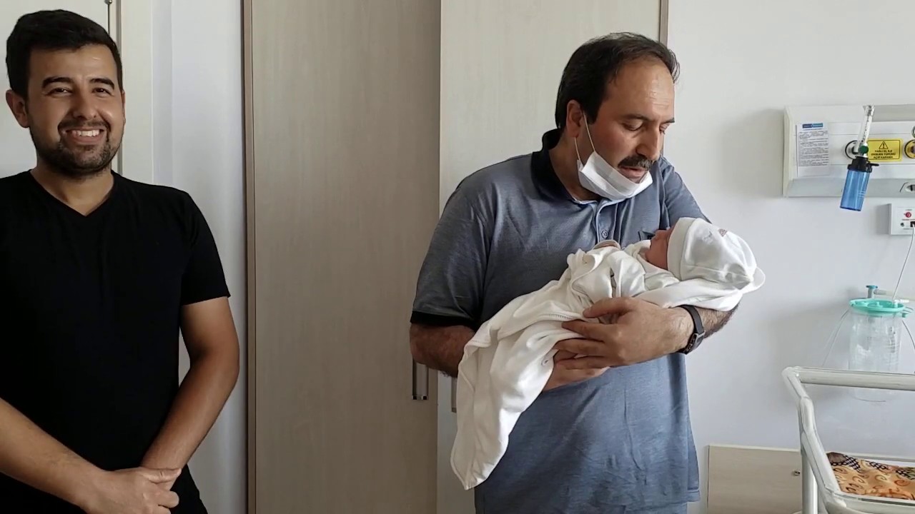 M&uuml;ft&uuml; İLHAN &Ouml;mer Bebeğin Kulağına Ezan ve Kamet Okudu