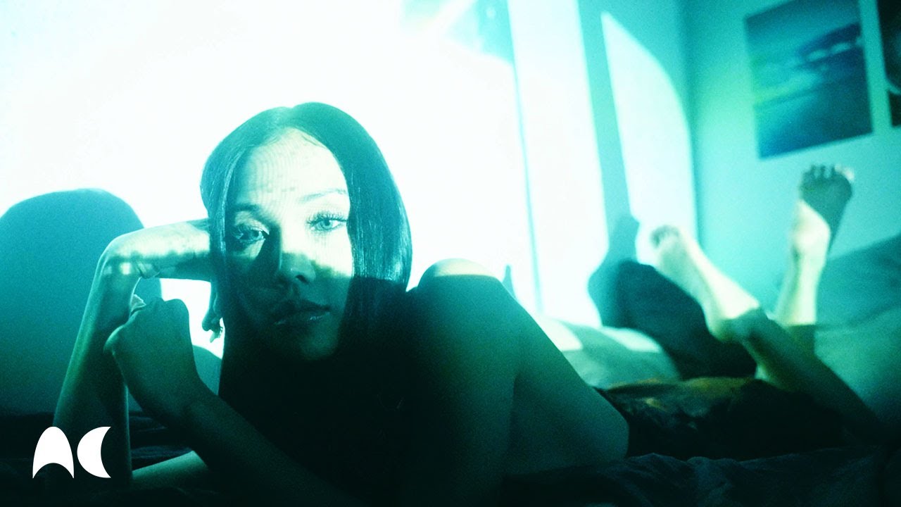 BÉBE YANA (베이비 야나) - VROOM VROOM [OFFICIAL MUSIC VIDEO]