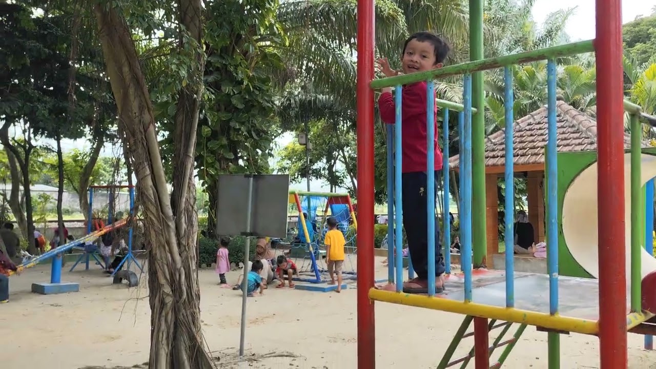 Anak-anak nunggu kereta di taman
