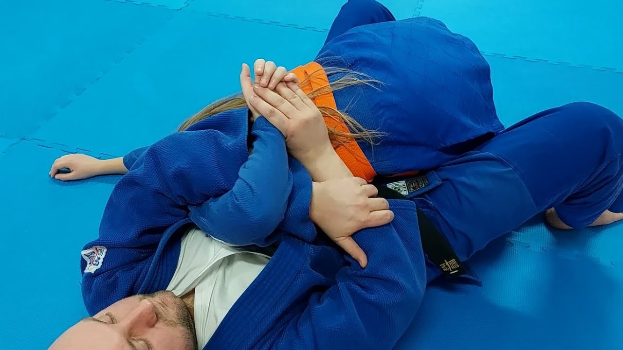 Judo - ushiro-ude-garami - dźwignia na ramię w formie klucza za plecami (Judopedia)