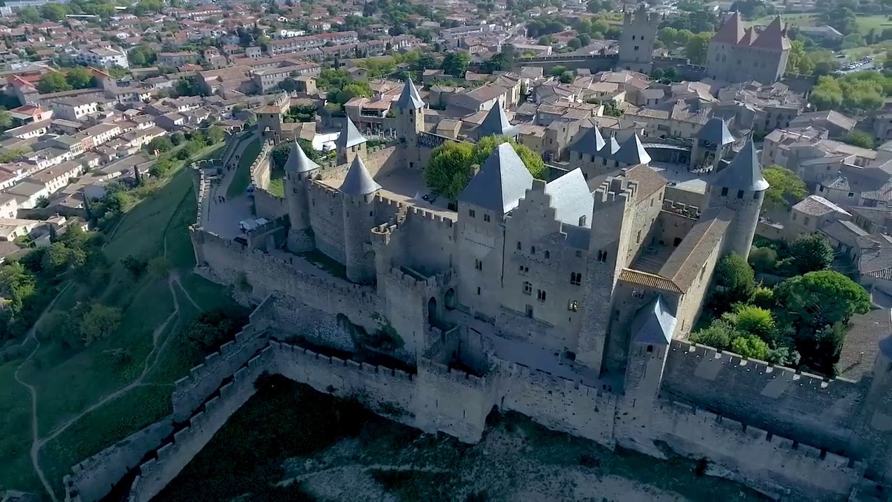 Vue aérienne par drone de la cité et du château de Carcassonne