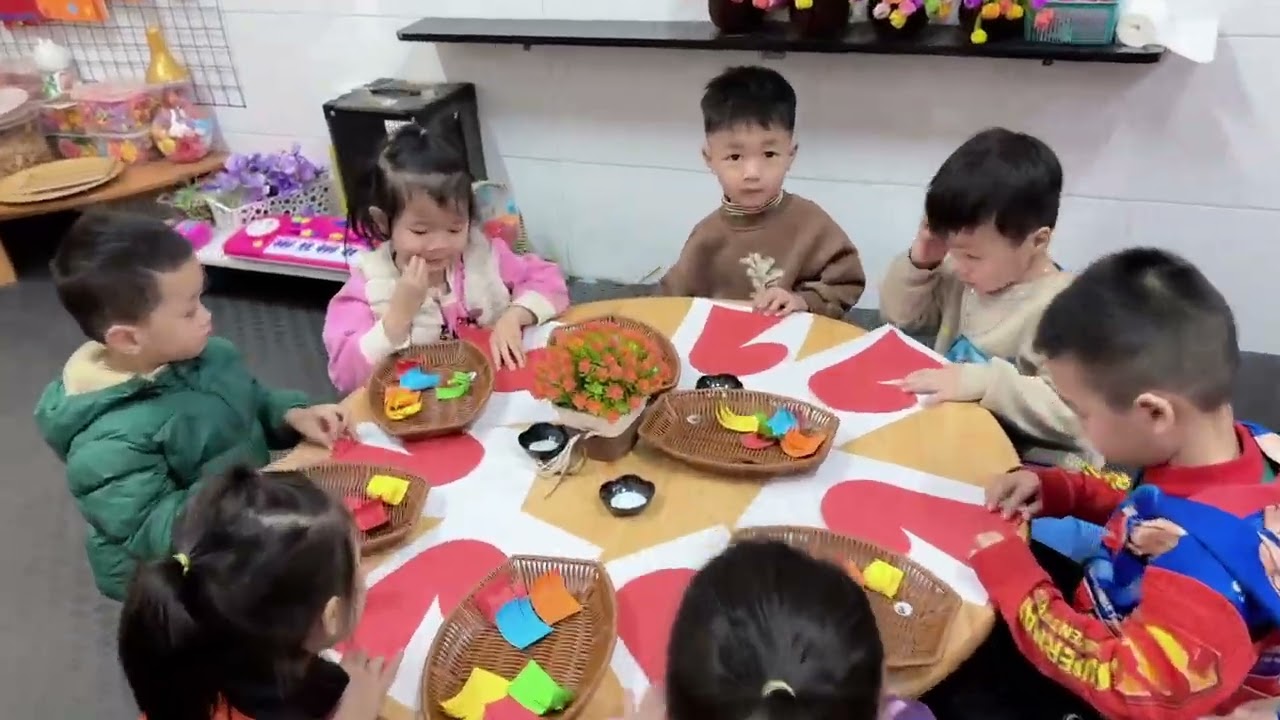 Hđtn: bé làm con ngựa